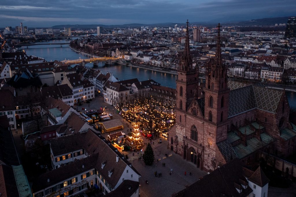 Aerial des Weihnachtsmarktes auf dem Münsterplatz in Basel.